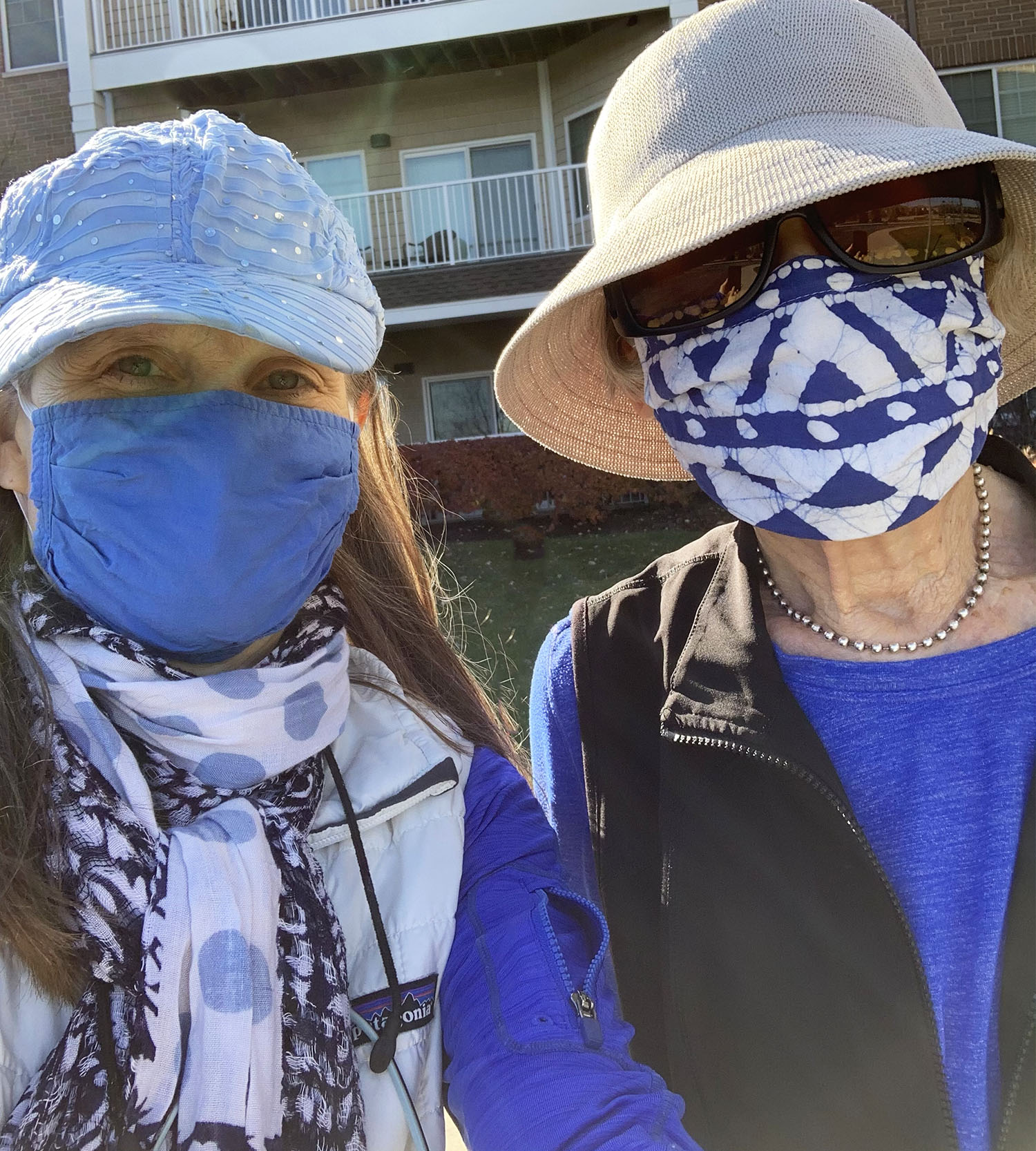 My mom and me with masks during the Covid-19 pandemic